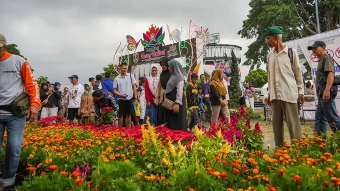 Magelang Flower Festival 2026 resmi digelar 25 Oktober-1 November. Intip kemeriahan pameran tanaman hias, Magelang Ethno Carnival, hingga promo UMKM lokal! Magelang Flower Festival 2026 resmi digelar 25 Oktober-1 November. Intip kemeriahan pameran tanaman hias, Magelang Ethno Carnival, hingga promo UMKM lokal!